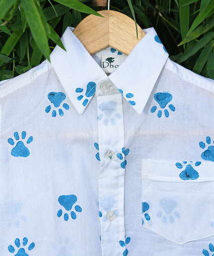 Kids' White Short-Sleeve Button-Down Shirt with Blue Paw Print Pattern